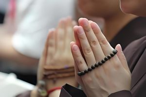 和尚和手念佛图片_寺庙禅意图，陪你寻找片刻安宁