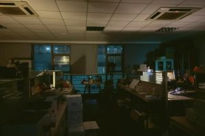 夜晚办公室加班高清照片_灯火通明干劲足，你的加班回忆被唤醒了吗？