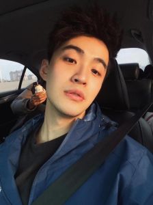 男生现实生活照一人多张照片_大男孩生活照，发朋友圈个性十足！