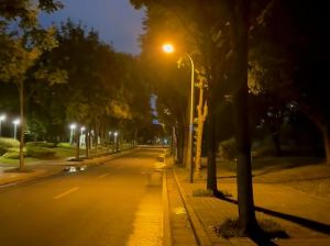 黑夜路灯下的孤独图片_深夜路灯下，你有多孤单？分享你的故事和照片