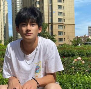 17岁少年照片_帅小伙六块腹肌太青春，这照片绝了！