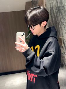 男生对镜子照的图片_男生照镜子整理细节，注重外表，适合个人相册朋友圈或时尚杂志封面