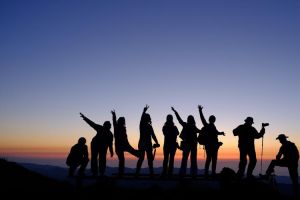 五个人一起背影图_团队精神共鸣，文明礼仪宣传，孤独默契艺术，背影摄影分享