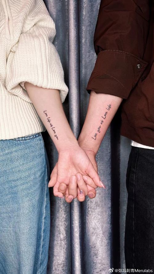 纹身情侣图案一男一女_男女纹身寓意长久相伴，黑白简洁显感情深，参考这种设计表达爱意