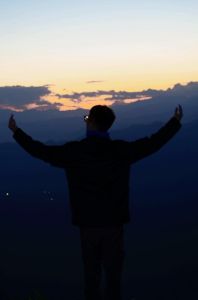 男生孤独夕阳背影图片_孤独夕阳下背影照，适合表达孤独感，你觉得他在想啥？