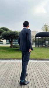 成熟西装男背影图片_成熟西装男背影，稳重魅力十足，商务头像背景优选