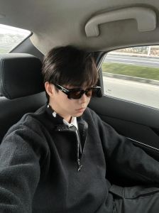 坐车靠窗的男生头像_记录旅途通勤好背景