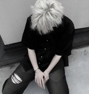 氛围感模糊帅哥头像_酷帅神秘社交头像推荐，简约线条还是多彩欧美风？