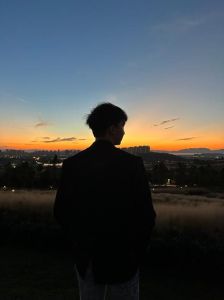 黄昏晚霞背影男生头像_落日海边男生背影，浪漫安静，手机电脑壁纸优选