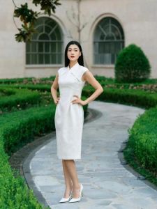 正面全身照女生_女生泡澡池边照，舒适头像QQ照，你选什么背景和衣服？