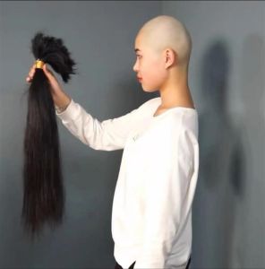漂亮长发女孩剃光头_姑娘剃光头引热议，你会挑战形象还是突破自我？