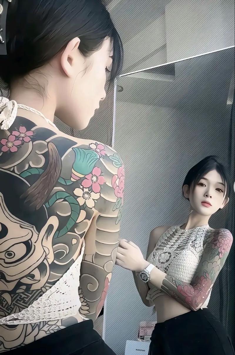 纹身女坐马桶图片_纹身女孩马桶抽烟图，个性叛逆引争议，适合封面或内页配励志话，你觉得这图行不行？评论区聊聊！