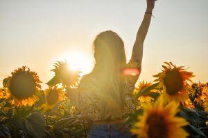 充满朝气的阳光图片女孩_阳光女孩照片，活力满满桌面背景，点亮心情！