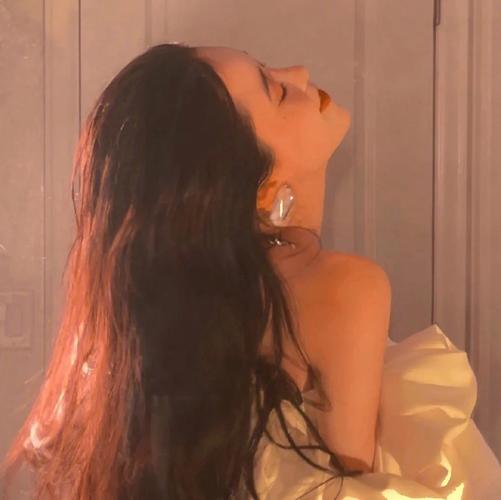 侧脸美女温柔头像 霸气_温柔气场，微信QQ屏保必备