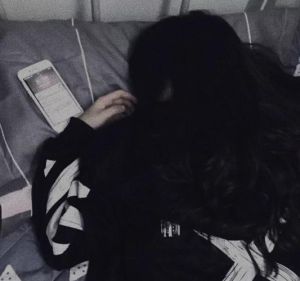 忧郁头像女伤感_低落心情表情包，社交头像手机壁纸推荐