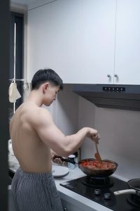 宁波壮汉厨师包成网红，顾客专程看他的胸肌！