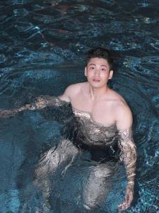 软萌健身小哥身材棒 泡温泉也太诱人了