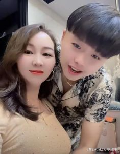 42岁大妈和19岁小鲜肉_合肥男子与42岁干妈关系过界，遭岳父捅刀酿惨剧，感情再深也要守住底线