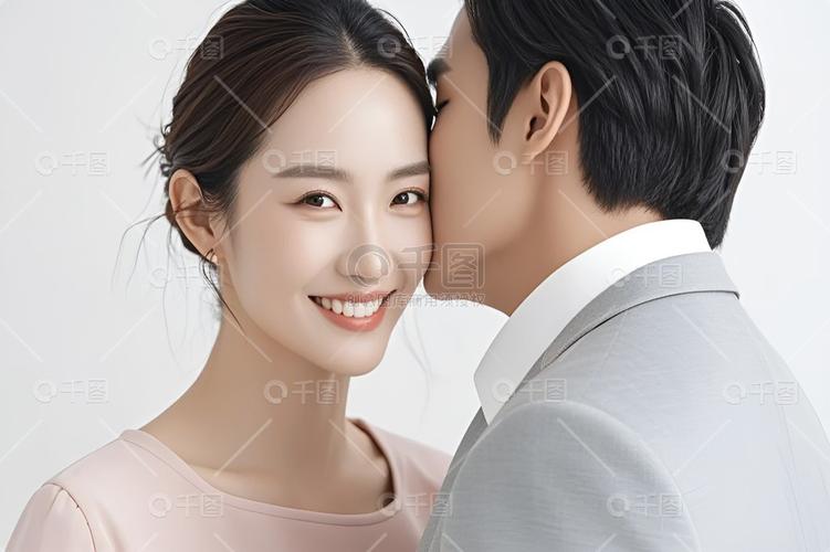 情侣吻额头图片_男生亲额头，甜蜜画面适合社交分享