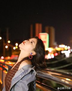 女生低头撩头发图片_温柔女生低头玩发，情侣甜蜜，自爱放松