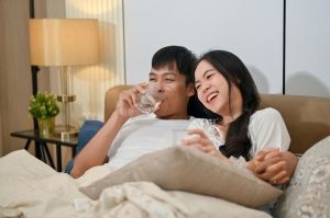 夫妻间增进感情的图片_夫妻温馨照片，互送佳品，珍惜爱意，分享甜蜜瞬间！