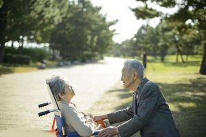 情侣坐摇摇椅浪漫图片_浪漫摇椅约会照，甜蜜温馨，情侣必看！