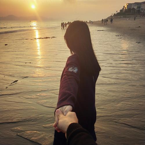 海边情侣牵手背影图片_浪漫海边情侣背影，温馨爱意社交背景 (20字)