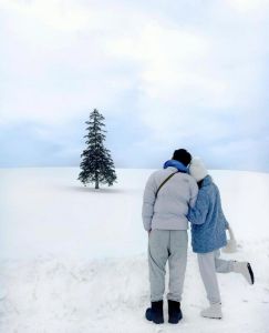 下雪中情侣图片_雪中情侣脚印甜，共享浪漫雪景时光