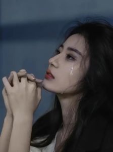 伤感美女流泪的图片高清_伤感美女图片，触动人心，分享你的感受！