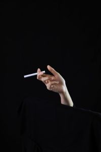霸气女生手夹烟图片_酷飒个性女，黑白烟照，气场霸气，吸睛必备！
