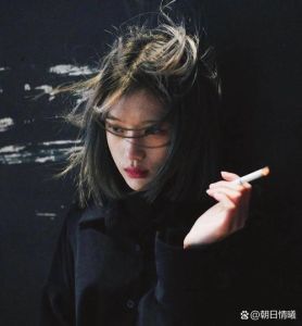 抽烟图片女_深夜抽烟的女人，孤独又酷，故事感十足
