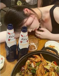 女生喝酒趴在桌子上图片_聚会喝多了趴桌上休息，这氛围是不是很热闹？
