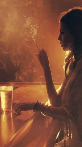 女生喝酒高清唯美图片_女生喝酒美照，发朋友圈必备，轻松表达心情！