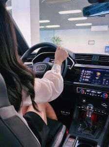 女生开车霸气侧面图片_酷女生开车侧影，飒爽独立，绝美头像背景！
