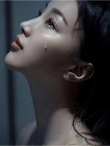 女人流泪图片超伤感_看到女人流泪照片，为何总让人心疼？