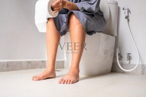 女生坐马桶抽烟高清图片_冲击力高清照片，健康宣传与艺术探讨的多功能素材