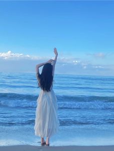 海边风景美女背影图_海边孤独背影，勾起你的故事？