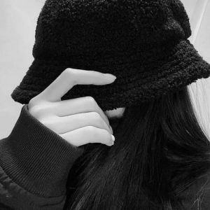 黑白系列女生真人图片超美的_黑白照片里，简约穿搭显气质，文艺范背景墙
