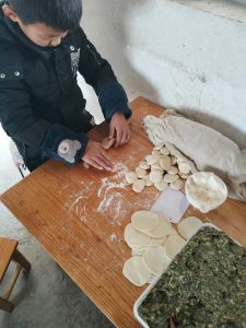 儿子包饺子图片_12岁儿子认真包饺子，节日气氛瞬间拉满！
