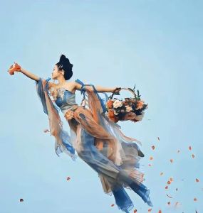 古装仙女飞天飘逸图片_仙女古装飘空中，绿丝带舞动如梦